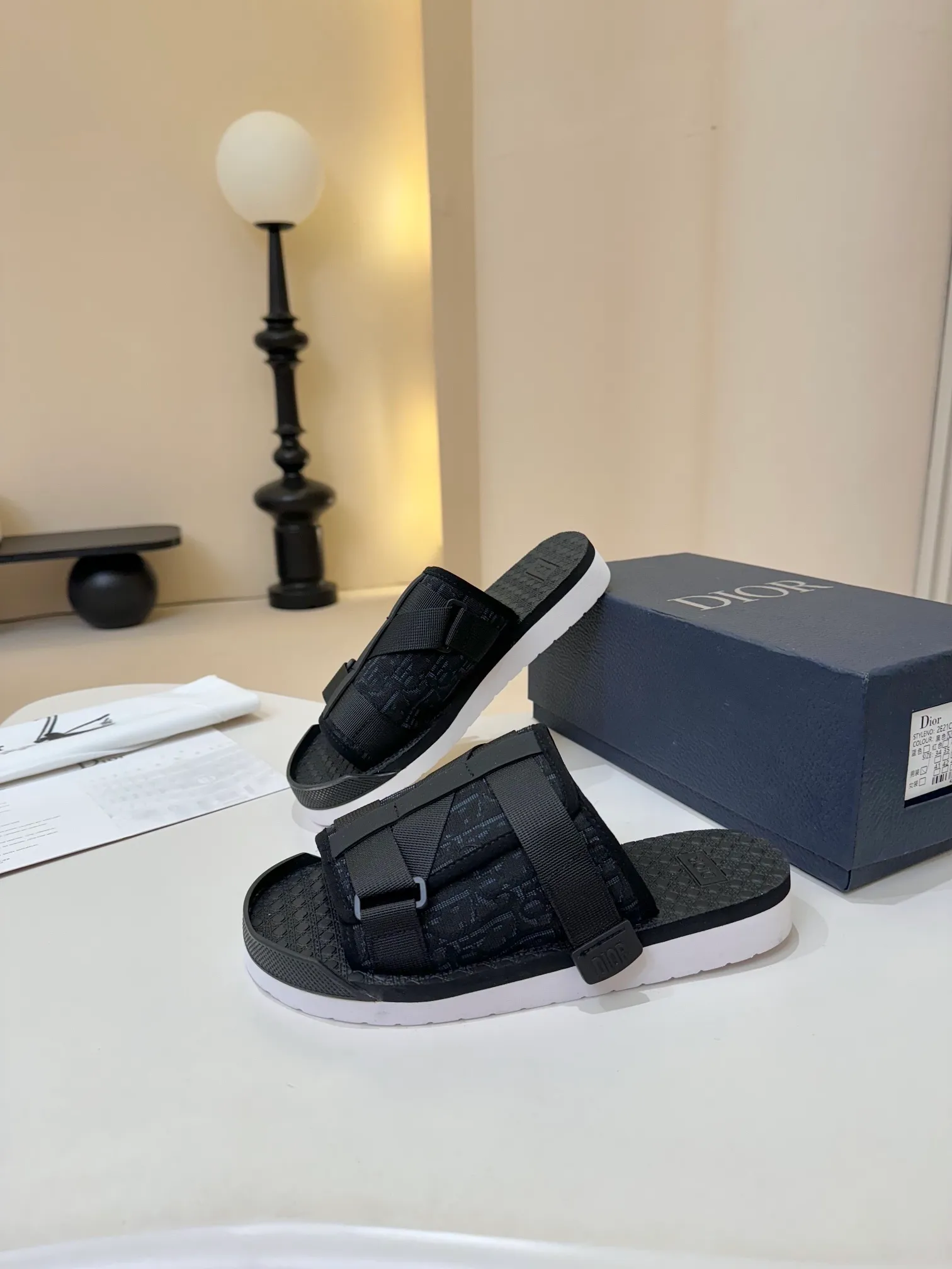 [Dior] P: 300💰 -Size: 38-46 Dior Dior D’s classic men’s slippers, high-end boutique, original material, pure cotton printed canvas upper, fine workmanship, super soft sole, casual, loose and comfortable, a must-have in summer!